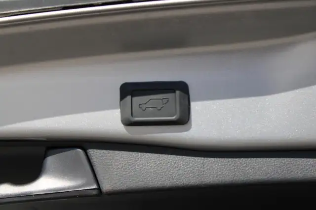 2025 Toyota RAV4 XLE - Photo 9