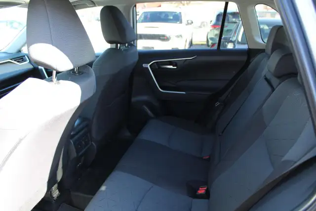 2025 Toyota RAV4 XLE - Photo 10