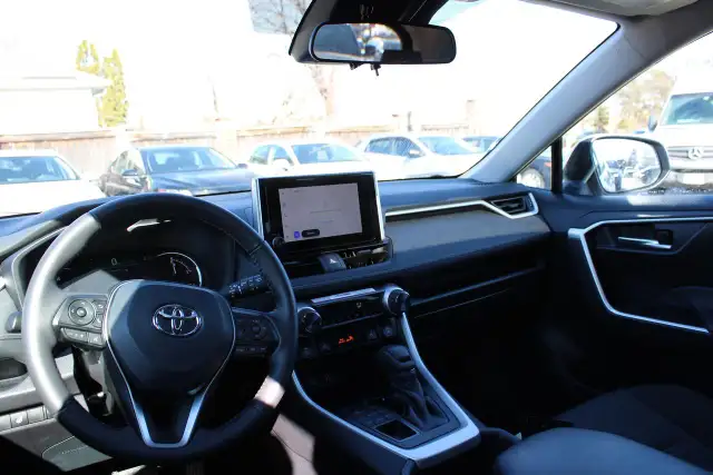 2025 Toyota RAV4 XLE - Photo 11
