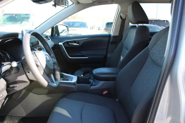 2025 Toyota RAV4 XLE - Photo 12