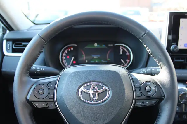 2025 Toyota RAV4 XLE - Photo 14