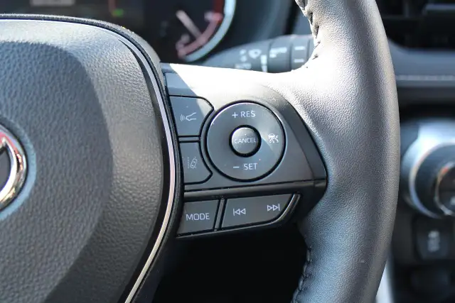 2025 Toyota RAV4 XLE - Photo 15