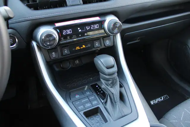 2025 Toyota RAV4 XLE - Photo 19