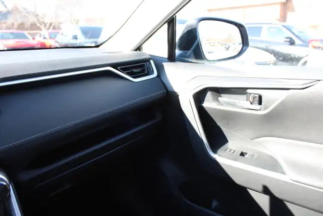 2025 Toyota RAV4 XLE - Photo 20