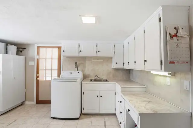 33 Henshaw Dr 4 Bed 1.5 Bath Family Home - Photo 16