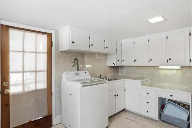 33 Henshaw Dr 4 Bed 1.5 Bath Family Home - Photo 17