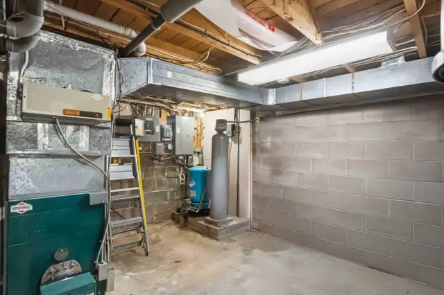 33 Henshaw Dr 4 Bed 1.5 Bath Family Home - Photo 25