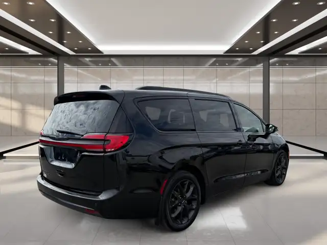 2022 Chrysler Pacifica Touring L FWD - Photo 3