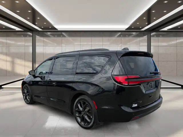 2022 Chrysler Pacifica Touring L FWD - Photo 4