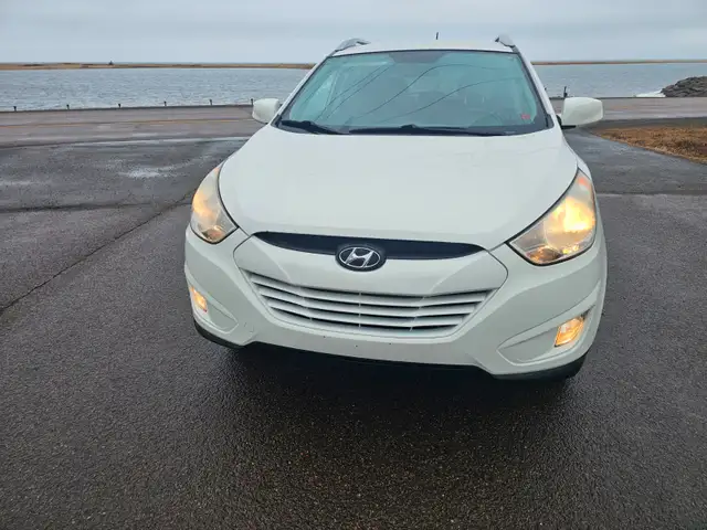 2012 HYUNDAI TUCSON AWD TOTALLY SPOTLESS ONE OWNER NON SMOKER - Photo 4