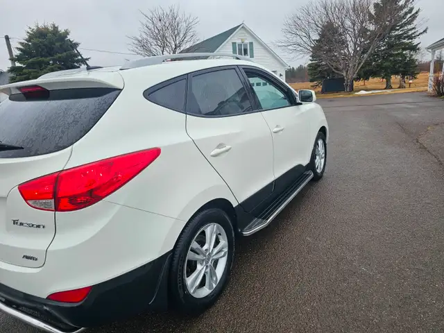 2012 HYUNDAI TUCSON AWD TOTALLY SPOTLESS ONE OWNER NON SMOKER - Photo 11