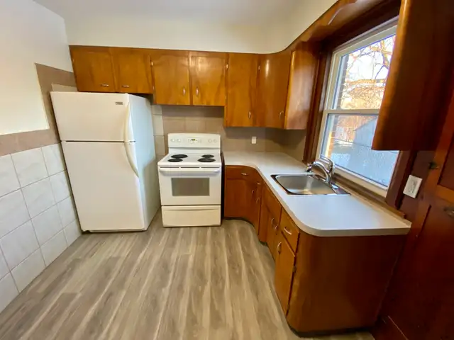 2 Bedroom Apartment Main Floor - 4994 MAPLE ST. - Photo 5