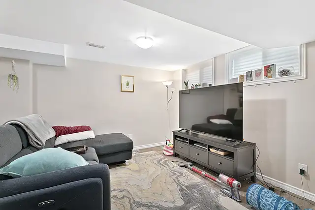 All-Inclusive 2-Bedroom with Private Entrance – Billings Bridge - Photo 5