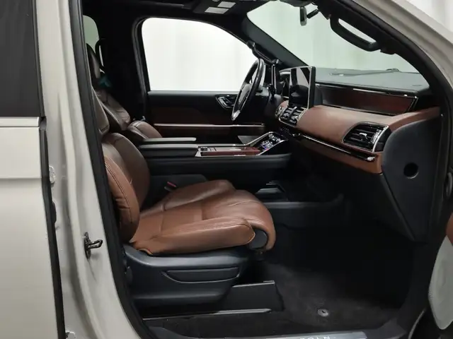 2022 Lincoln Navigator Reserve 4x4 201A Extended with all the Lu - Photo 9