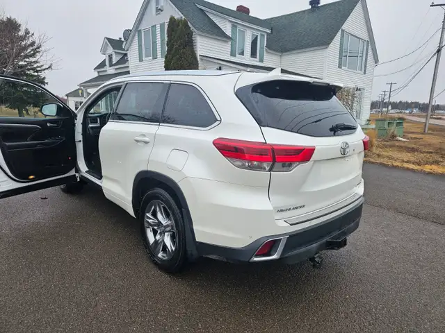 2018 TOYOTA HIGHLANDER LIMITED EDITION AWD ONE OWNER NON SMOKER - Photo 2