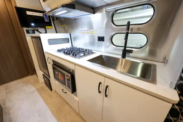 2024 Airstream Caravel 22FB - Photo 11