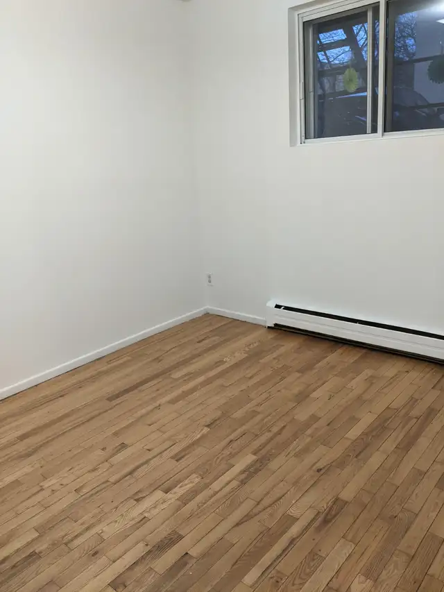 2-Bedroom Apt with Heated and Hot Water Provided - Photo 2