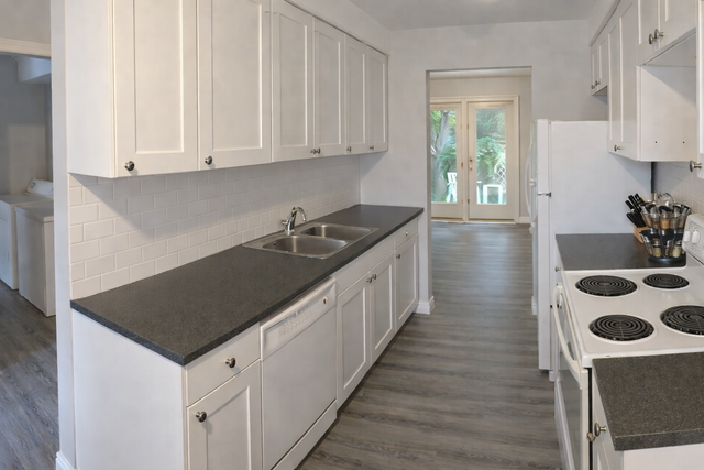 Five Bedroom Student Home in a Prime Location Near Stone Rd Mall - Photo 4