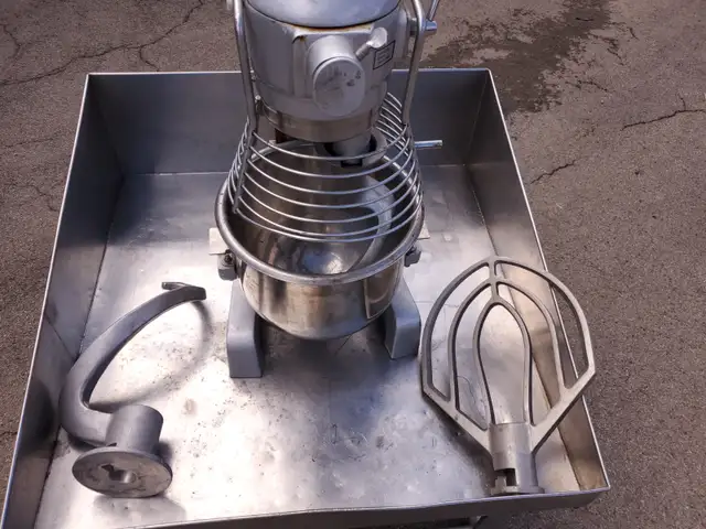 COMMERCIAL MIXER 30 QTS. WITH WOODEN STAND - Photo 6