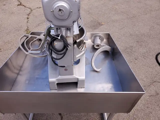 COMMERCIAL MIXER 30 QTS. WITH WOODEN STAND - Photo 8