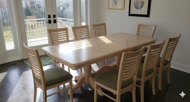 Dining Room / Kitchen Table and Chairs