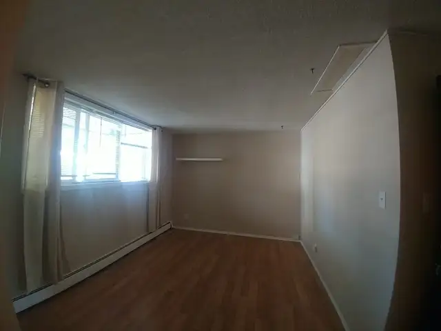 Whyte avenue apartment - Photo 3