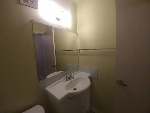 Whyte avenue apartment - Photo 5