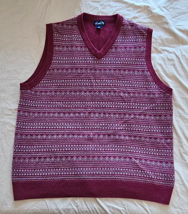 MEN'S V-NECK WOOLEN SLEEVELESS SWEATER (L - MAROON)