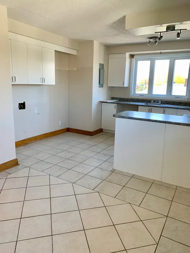 Brossard for rent- Top Floor 3BR –Bright & Clean - Photo 7