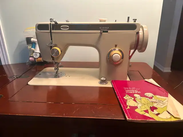 VINTAGE SEWING MACHINE IN TABLE