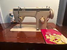 VINTAGE SEWING MACHINE IN TABLE