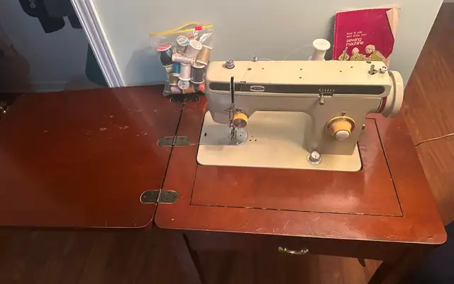 VINTAGE SEWING MACHINE IN TABLE - Photo 2