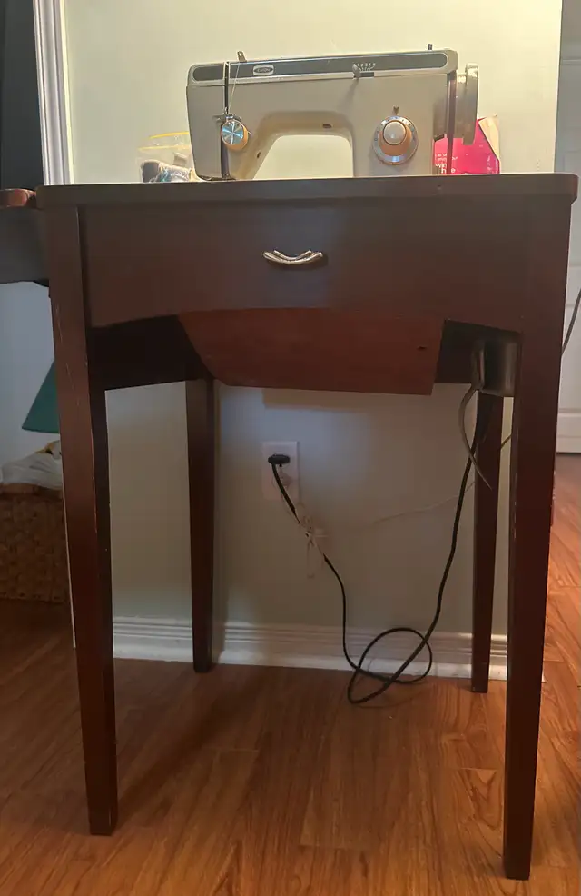 VINTAGE SEWING MACHINE IN TABLE - Photo 3