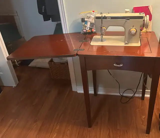 VINTAGE SEWING MACHINE IN TABLE - Photo 4