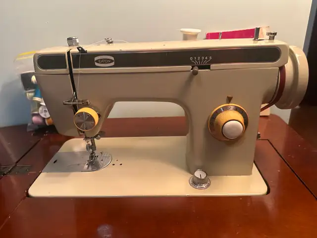 VINTAGE SEWING MACHINE IN TABLE - Photo 5