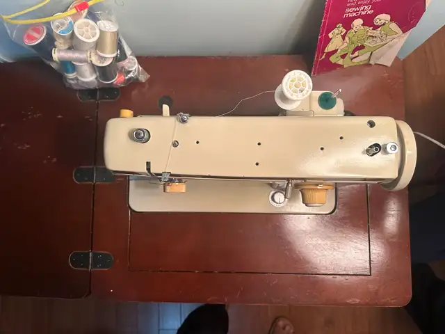 VINTAGE SEWING MACHINE IN TABLE - Photo 6