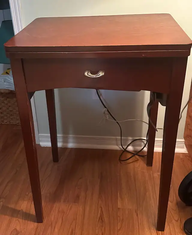 VINTAGE SEWING MACHINE IN TABLE - Photo 7