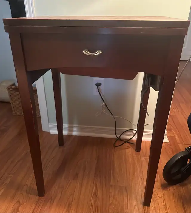 VINTAGE SEWING MACHINE IN TABLE - Photo 8