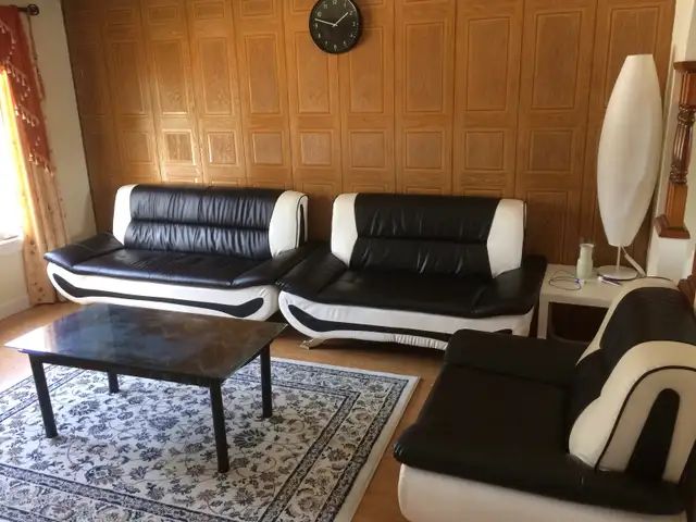 House - Main Floor - 2 Bedrooms and 1 Washroom for Rent - Photo 4