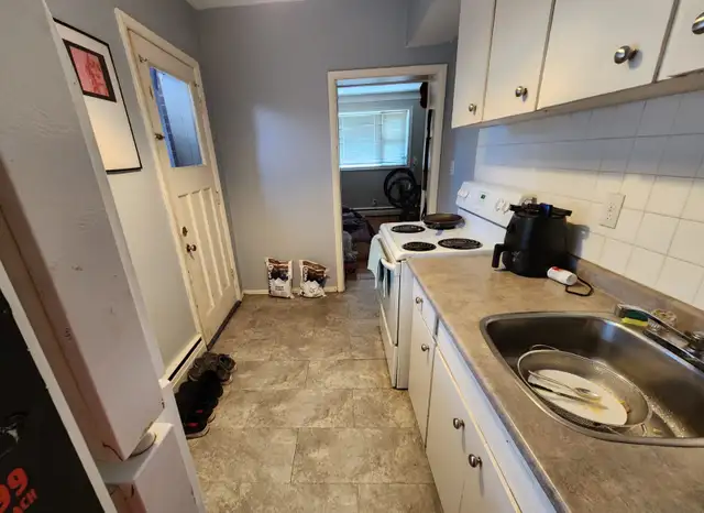 1-Bachelor Apartment, Hamilton East, $1050  hyd. Available May 1 - Photo 4