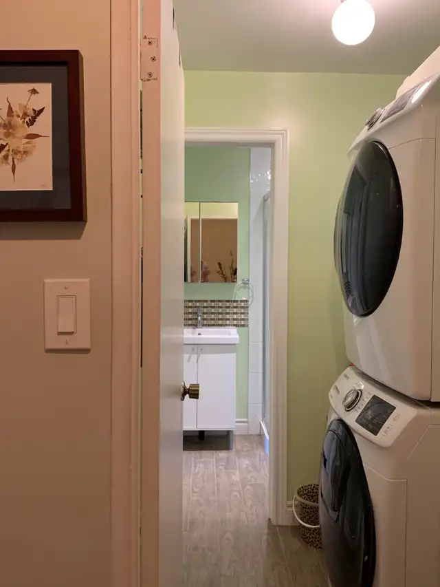 Bright Room near Seneca College - Photo 5