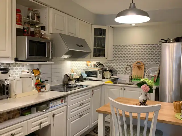 Bright Room near Seneca College - Photo 7