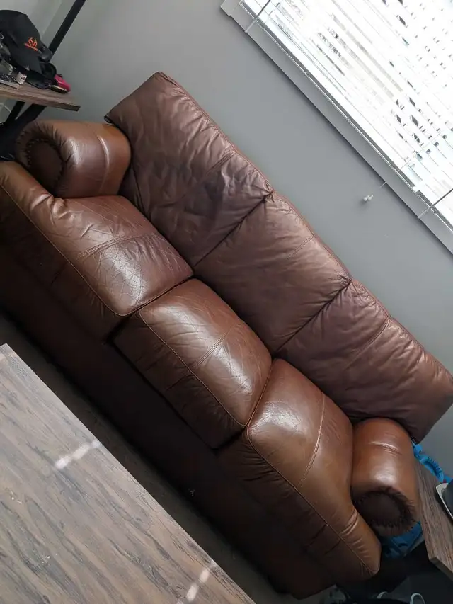 divant brun en cuire brut