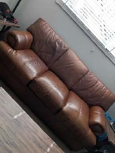 divant brun en cuire brut