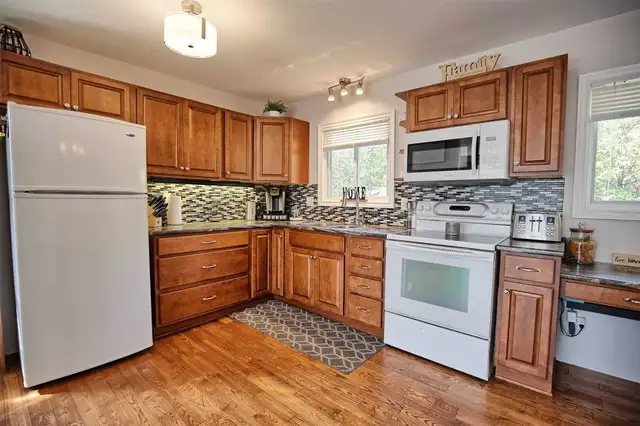 2 Bedroom Cottage-Style Home w/ Lake Access – Near Bobcaygeon - Photo 3