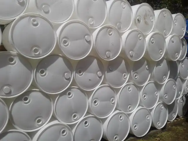 55 gallons plastic barrels, 2 caps on top. - Photo 3