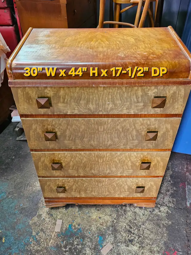 Commode vintage en bois – Style Art déco - 65$