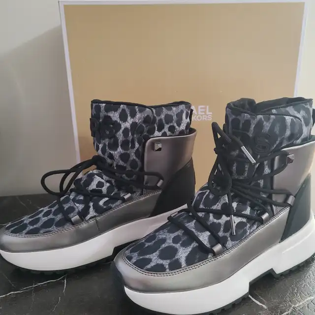 Brand New Michael Kors women winter waterproof boots Size 9 - Photo 4