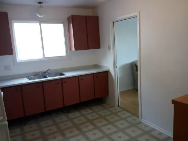 Rooms in Meadowlands Dr. near Carleton U & Algonquin College - Photo 6