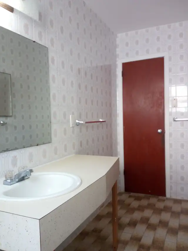 Rooms in Meadowlands Dr. near Carleton U & Algonquin College - Photo 10
